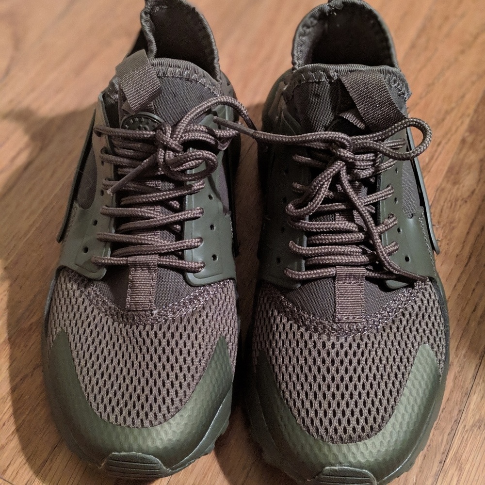 EUC Nike Air Huarache Olive Green